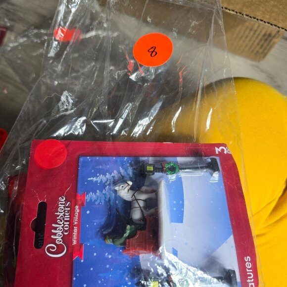 Cobblestone Corners Christmas Village People Miniature Figurines 3 pcs - Picture 4 of 4